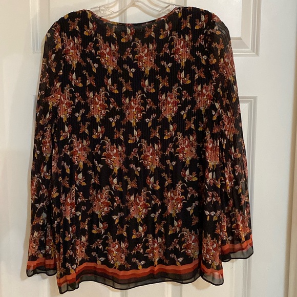 MAX STUDIO PLEATED TOP W/ROUNDED NECKLINE. SZ L. BARELY WORN! BEAUTIFUL PRINT. - Picture 2 of 6